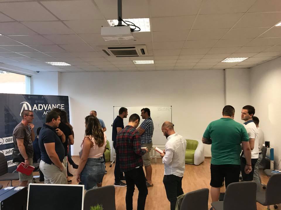 “Академия за пари” – курс по продажби в Адванс Академи