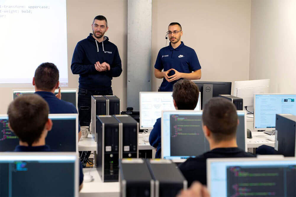 Възрастни: Снимка 1